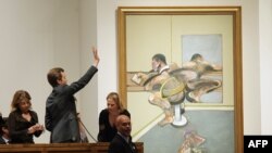 Во время торгов на аукционе Sotheby's. Нью-Йорк, 9 мая 2012 года.