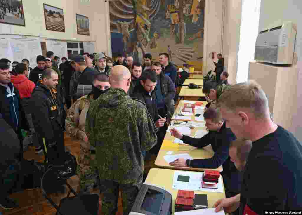 Десятки призывников были зарегистрированы в Батайске перед отправкой в воинские части