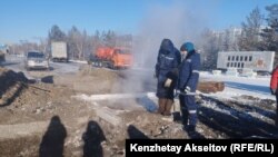 Рабочие и техника на улице в Экибастузе после аварии на местной ТЭЦ, Павлодарская область, 28 ноября 2022 года