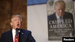 Trump 2015-ci ildə özünün "Axsaq Amerika" (Crippled America) kitabını təqdim edərkən