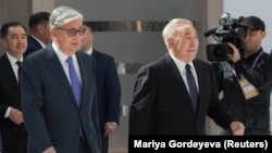 Prezident Qasym-Zhomart Toqaev (solda) və keçmiş prezident Nursultan Nazarbayev