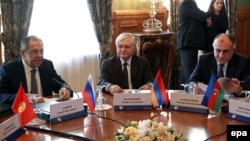 Rusiya - Sergei Lavrov (solda), Azərbaycanın xarici işlər naziri Elmar Məmmədyarov (sağda), Ermənistanın xarici işlər naziri Edward Nalbandian (Arxiv)