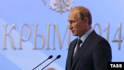 Ресей президенті Владимир Путин Мемлекеттік думадағы партиялық фракциялар мүшелері мен министрлер алдында сөйлеп тұр. Ялта, 14 тамыз 2014 жыл.