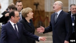 Angela Merkel (ortada), Fransanın keçmiş prezidenti Francois Hollande (solda) və Alyaksandr Lukashenka (sağda), 2015-ci il