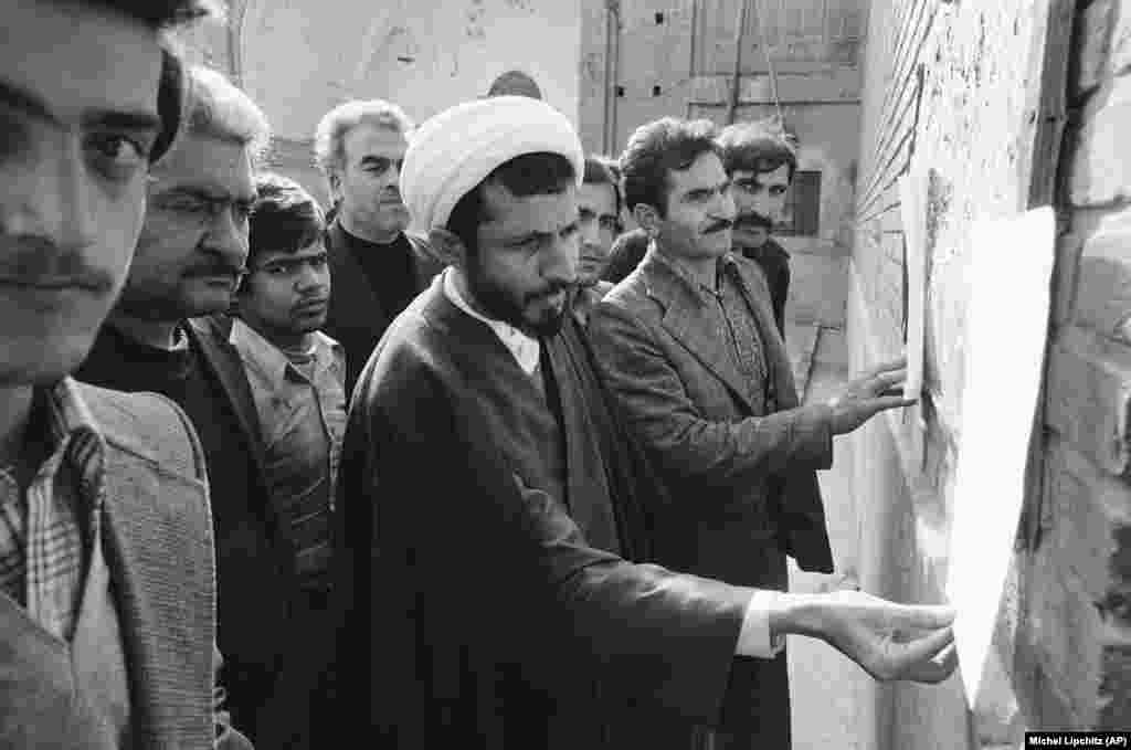 16 dekabr 1978 Tehran bazarı. Molla və şəhər sakinləri Ruhulla Xomeyninin müraciətini oxuyurlar.