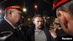 Алексей Навальный говорит с полицейскими во время акции протеста оппозиции в Москве. 8 мая 2012 года.