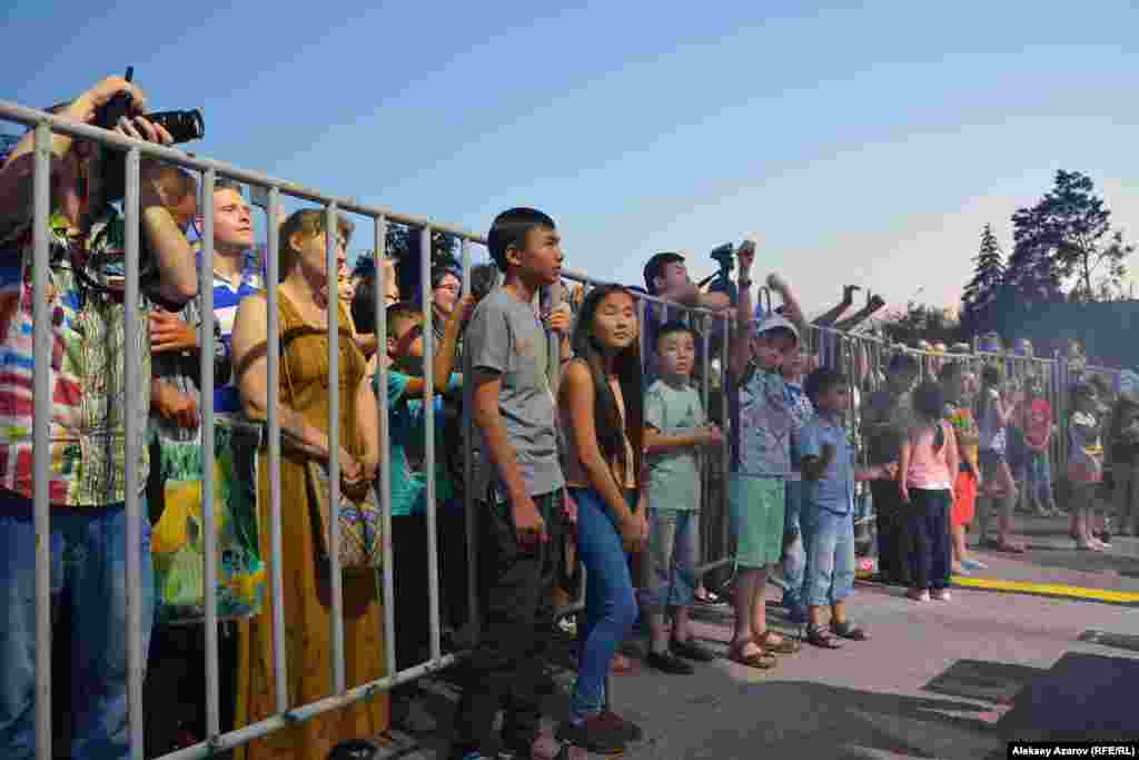 Балалардың ішіндегі ептілері қоршаудың баспасөз өкілдеріне арналған аймағына да өтіп кетті.