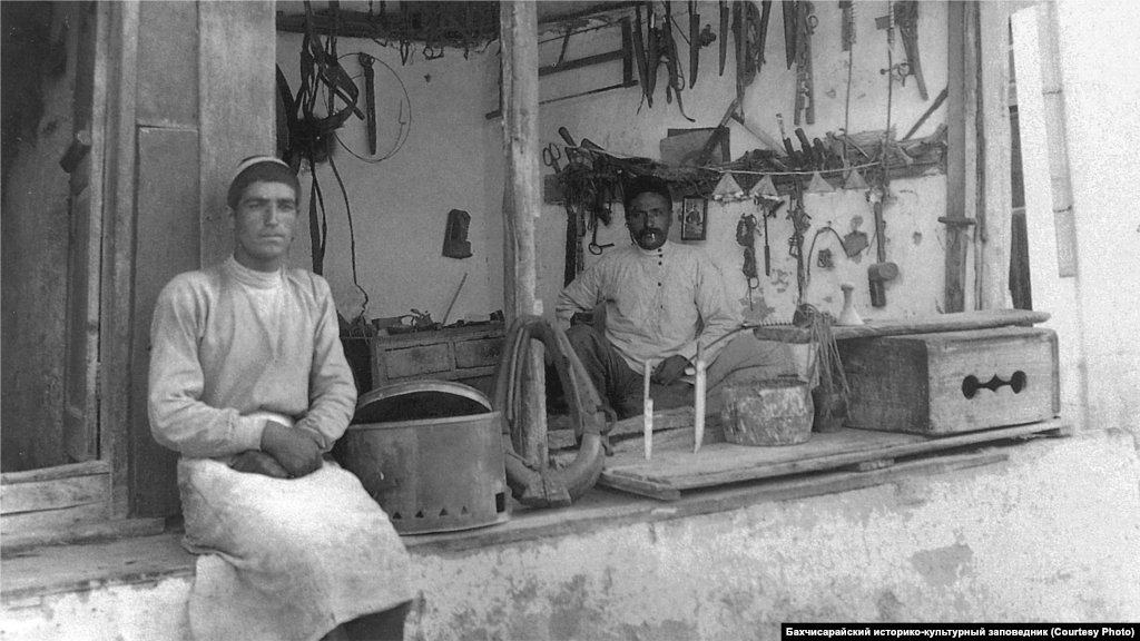 Мастерская седельника в Бахчисарае, 1920-е годы. Коневодство играло очень большую роль в крымско-татарском обществе, и для лошадей были необходимы упряжки и сёдла. Во времена Крымского ханства, с 1441 по 1783 год, так называемой столицей шорников был город Карасувбазар (известный сегодня как Белогорск).