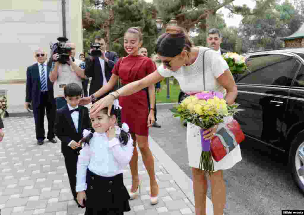 Во время электоральной гонки супруга президента открыла за два дня восемь детских садов.