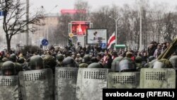 Сотрудники безопасности сдерживают толпу на акции протеста в Минске. 25 марта 2017 года.