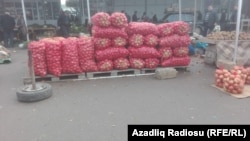 İmişlidəki məhsul bazarında soğanın topdan satışı