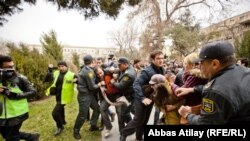 Разгон участников митинга, проводимого в знак солидарности с протестующими жителями города Ислаиллы. Баку, 26 января 2012 года.