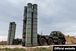 Rusiya isə bu yaxınlarda Suriyada S-400 raketdən müdafiə sistemləri yerləşdirib.