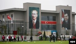 Türkiyədə hökümət binasının üzərində Atatürk və Ərdoğanın nəhəng rəsmləri. 2014-cü il.