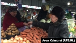 Алматинка Мигинур Кударбекова на рынке. Алматы, 11 декабря 2018 года.