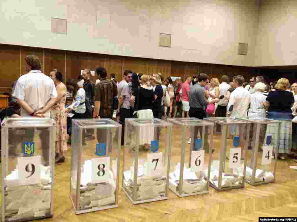 Ukraine -- Crowded polling station, Kyiv, 25May2014