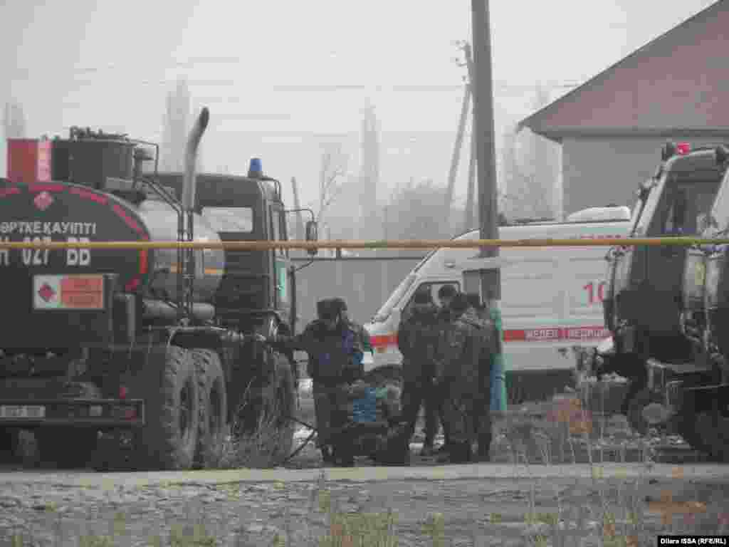 Топливо для военных машин доставляется их бензовозами.&nbsp;