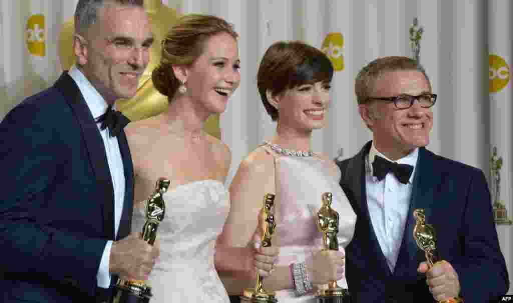 Daniel Day-Lewis (ən yaxşı aktyor), Jennifer Lawrence (ən yaxşı aktrisa), Anne Hathaway (ən&nbsp;yaxşı yardım&ccedil;ı qadın aktrisa),və Christoph Waltz (ən yaxşı yardım&ccedil;ı kişi aktyor) &nbsp;85-ci Oscar M&uuml;kafatının təqdim etmə mərasimində