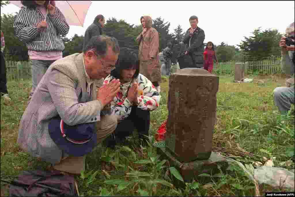 Японцы посещают могилы родственников на острове Кунашир. Аналитики предполагают, что подход &laquo;два плюс альфа&raquo; может включить право Японии на рыболовецкий промысел вблизи двух больших островов или право для граждан Японии посещать спорные острова и вести там бизнес. Если Россия и Япония смогут найти приемлемое для обеих сторон решение, может быть подписан мирный договор, который формально положит конец Второй мировой войне.