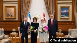 Özbəkistan Prezidenti Şavkat Mirziyoyev, həyat yoldaşı Ziroat Mirziyoyeva, Türkiyə Prezidenti Receb Tayyib Ərdoğan, həyat yoldaşı Əminə Ərdoğan