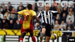 UK -- Newcastle United's Antoine Sibierski (R) evades a challenge from Watford's Alhassan Bangura (L) 25Dec2007